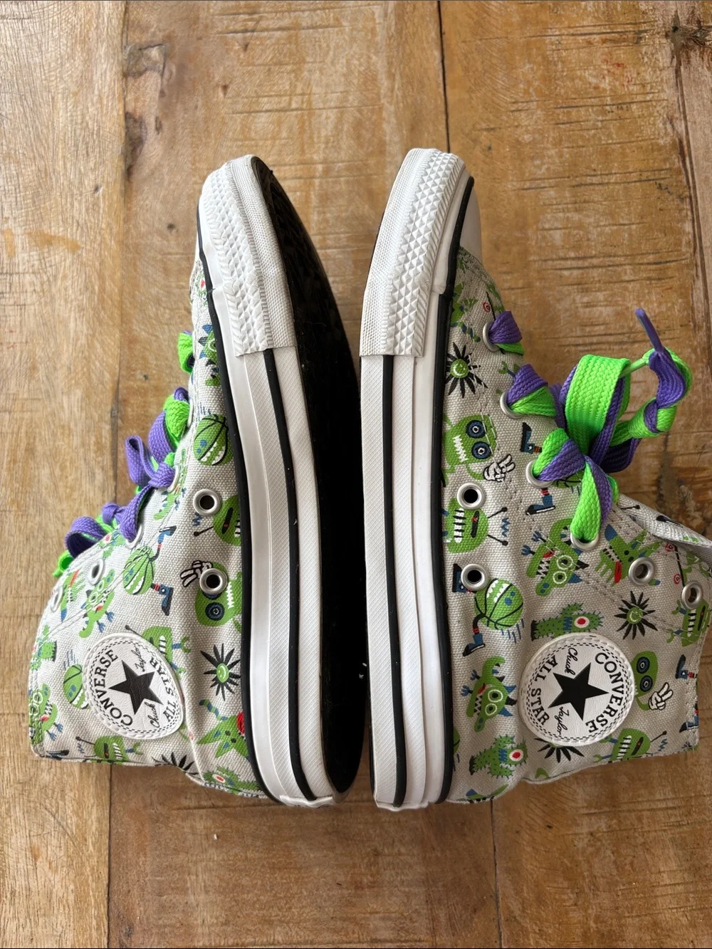 Converse Kids High-Top Sneakers in Green with Alien Print size 1